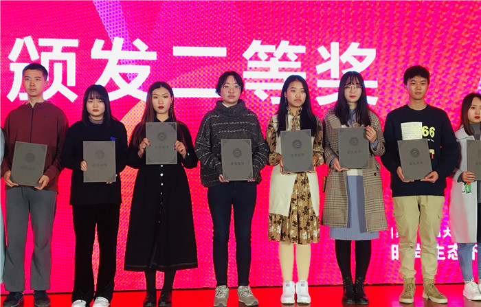 1574823072608578.jpg 二等奖学生代表张雪瑶同学上台领奖.jpg