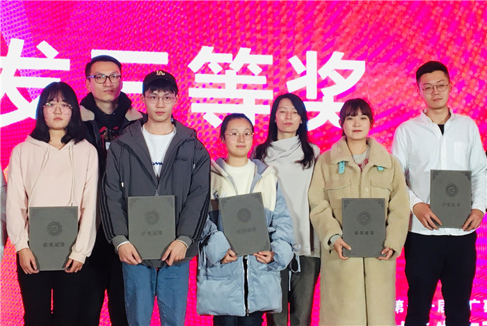 1574823113972446.jpg 三等奖学生代表王博雅上台领奖.jpg