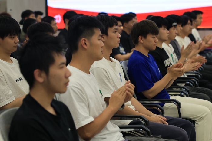 1717741454666417.jpg 应征青年.jpg