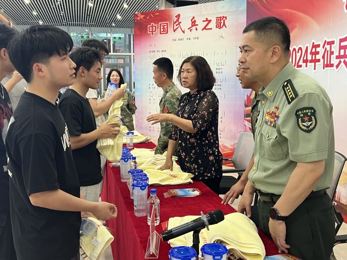 1717741485926592.jpg 现场咨询2.jpg