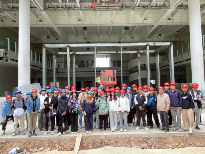 1729151733742207.jpg 建筑学、城乡规划专业师生合影.jpg