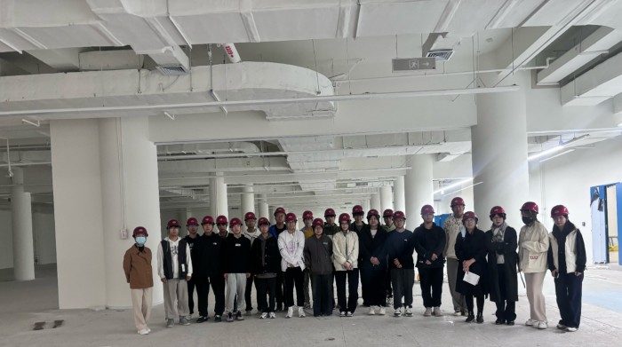 1729151758370572.jpg 工程管理专业师生合影.jpg