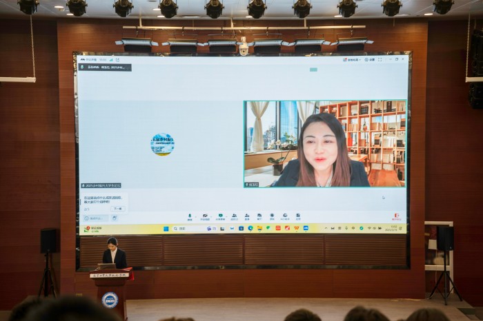 1742976759328366.jpg 图片6-特邀嘉宾祝玉红教授开幕式致词.jpg