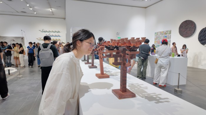 图10 学生观看展品.jpg