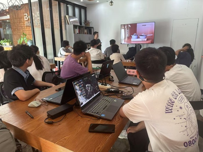 1752044759635778.jpg 图1 企业导师讲解目调研.jpg