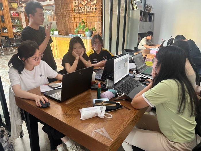 1752044886876736.jpg 图11 企业导师指导建模2.jpg