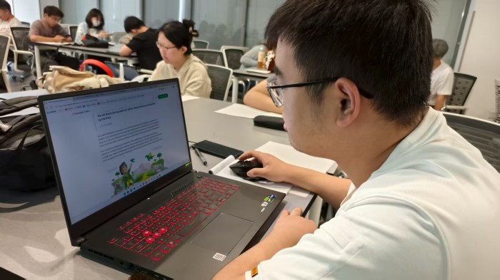 1752655624824305.jpg 2 学生查资料.jpg