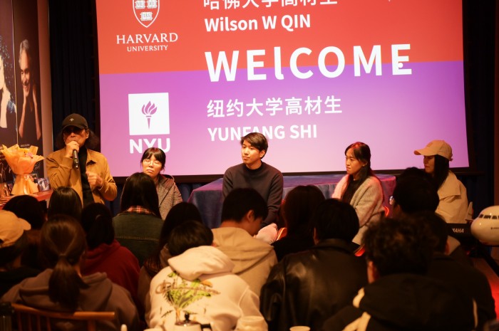 图1 邵新老师介绍两位专家 .JPG