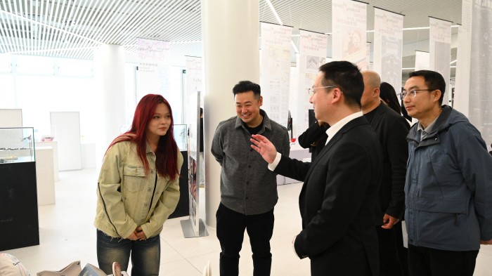 教学副校长徐飞与毕业生交流.jpg